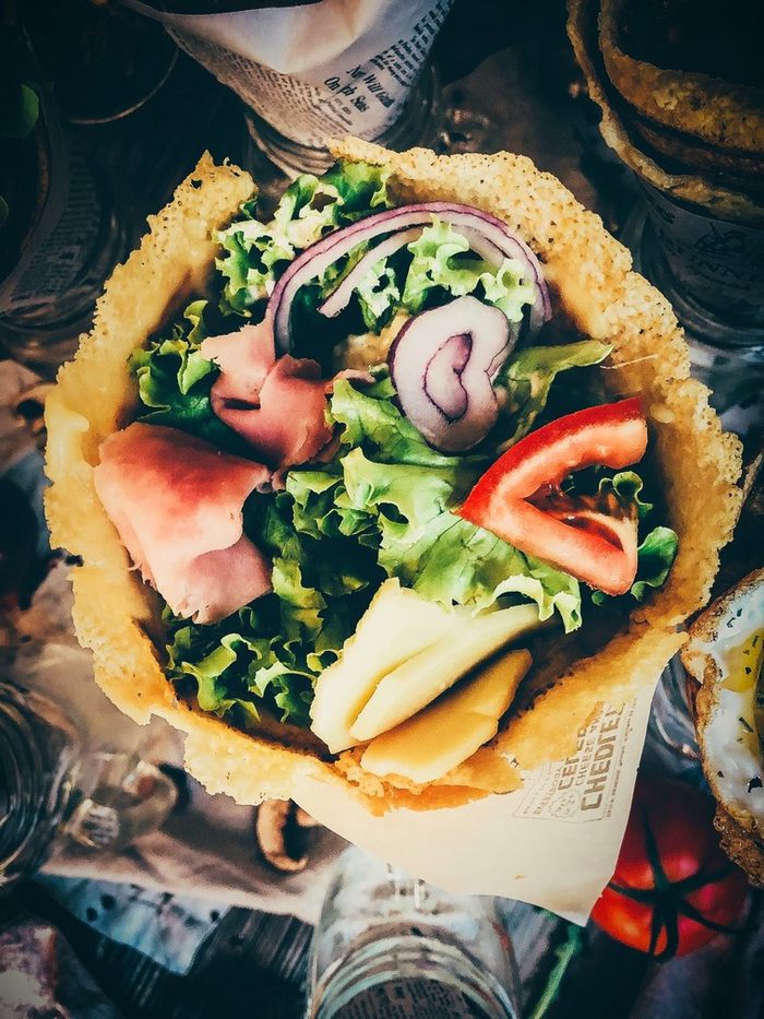 Salzige Crêpe im Käse-Cornet mit Schinken, Käse, Salat und Tomaten